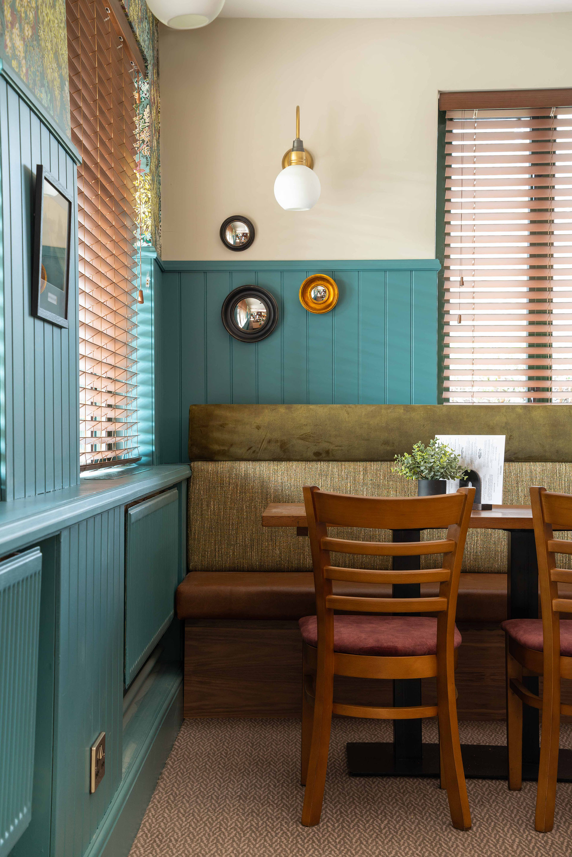 A corner seat in the Bromsgrove Golf Centre restaurant with decorative mirrors behind. Part of the Bar Restaurant Interior Design at Bromsgrove Golf Centre