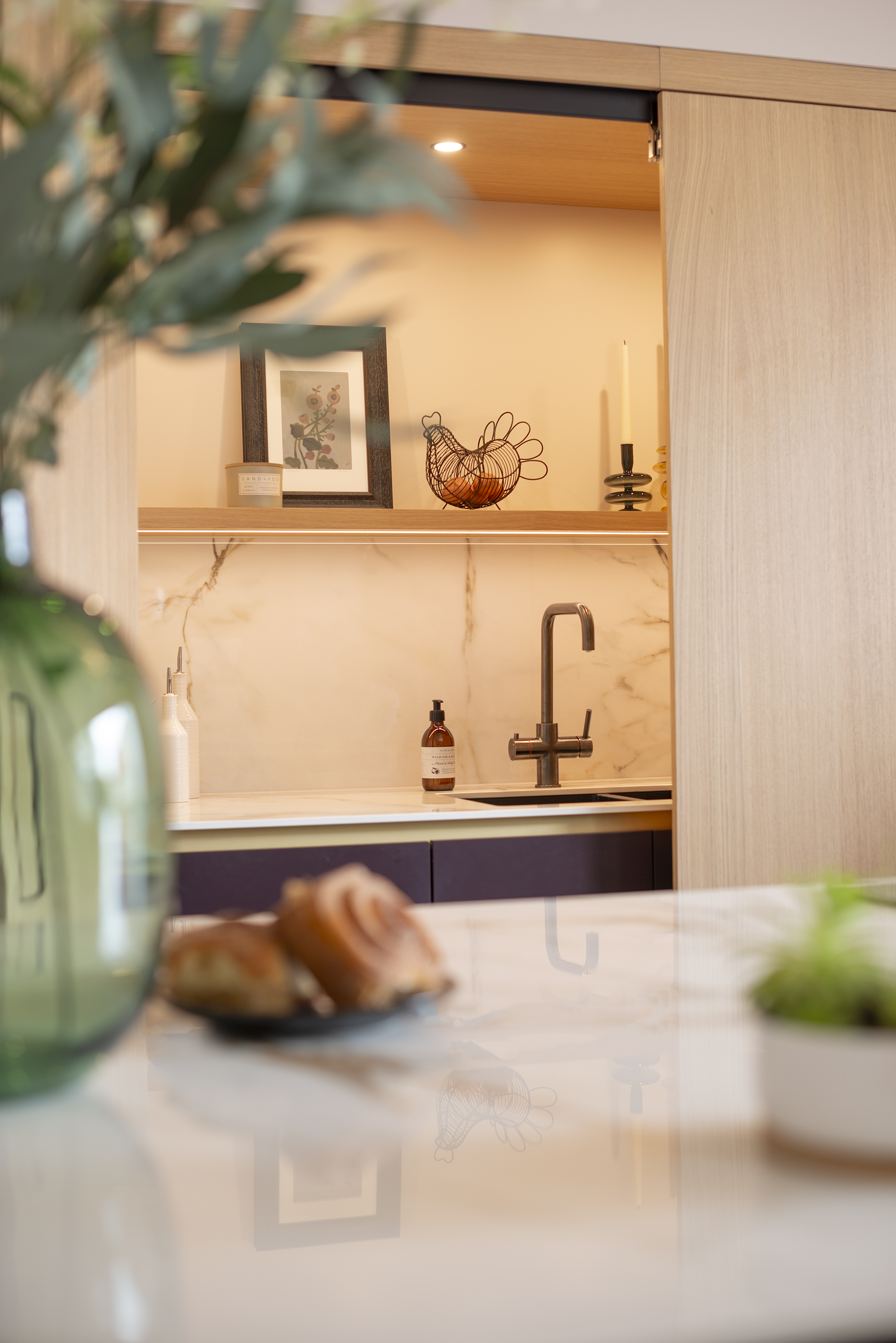 Beautiful gloss finished on the worktops and splashback, warmed perfectly by the integrated lighting.