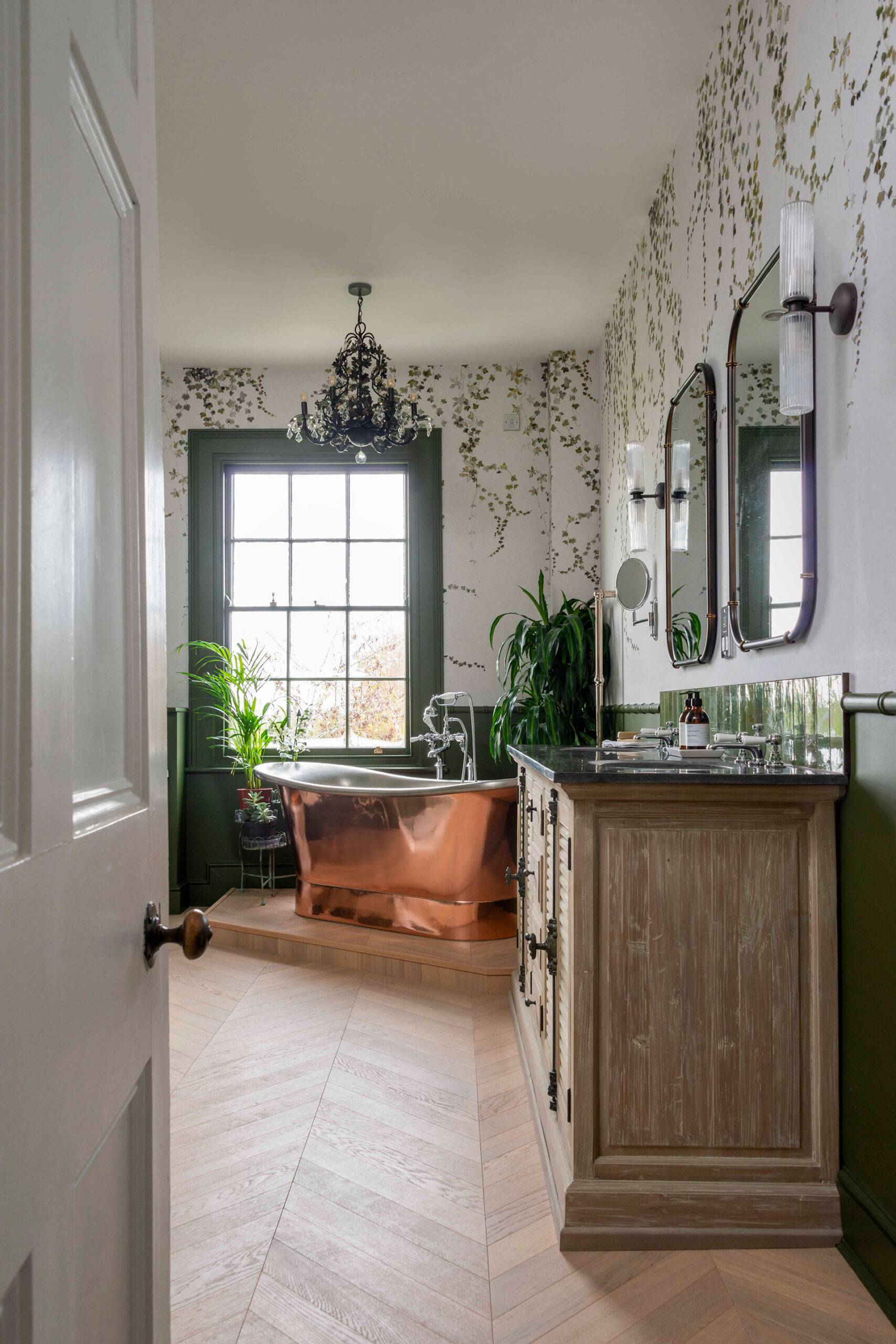 A view into a beautiful georgian bathroom.